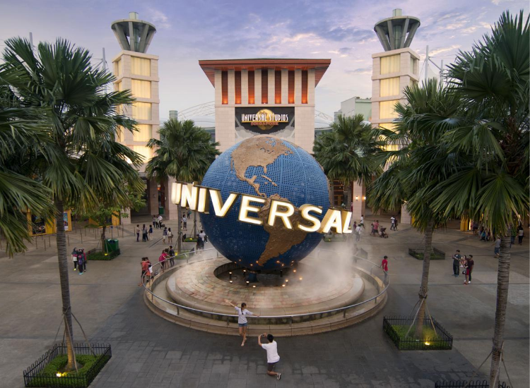 Universal Studios Singapore Du khách vui chơi tại Universal Studios Singapore trên đảo Sentosa